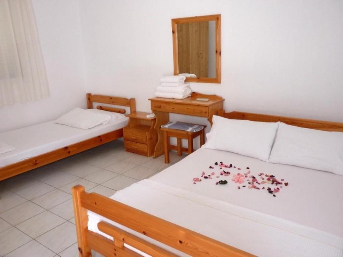 Filoxenia Aparthotel Nea Irakleia Exteriör bild