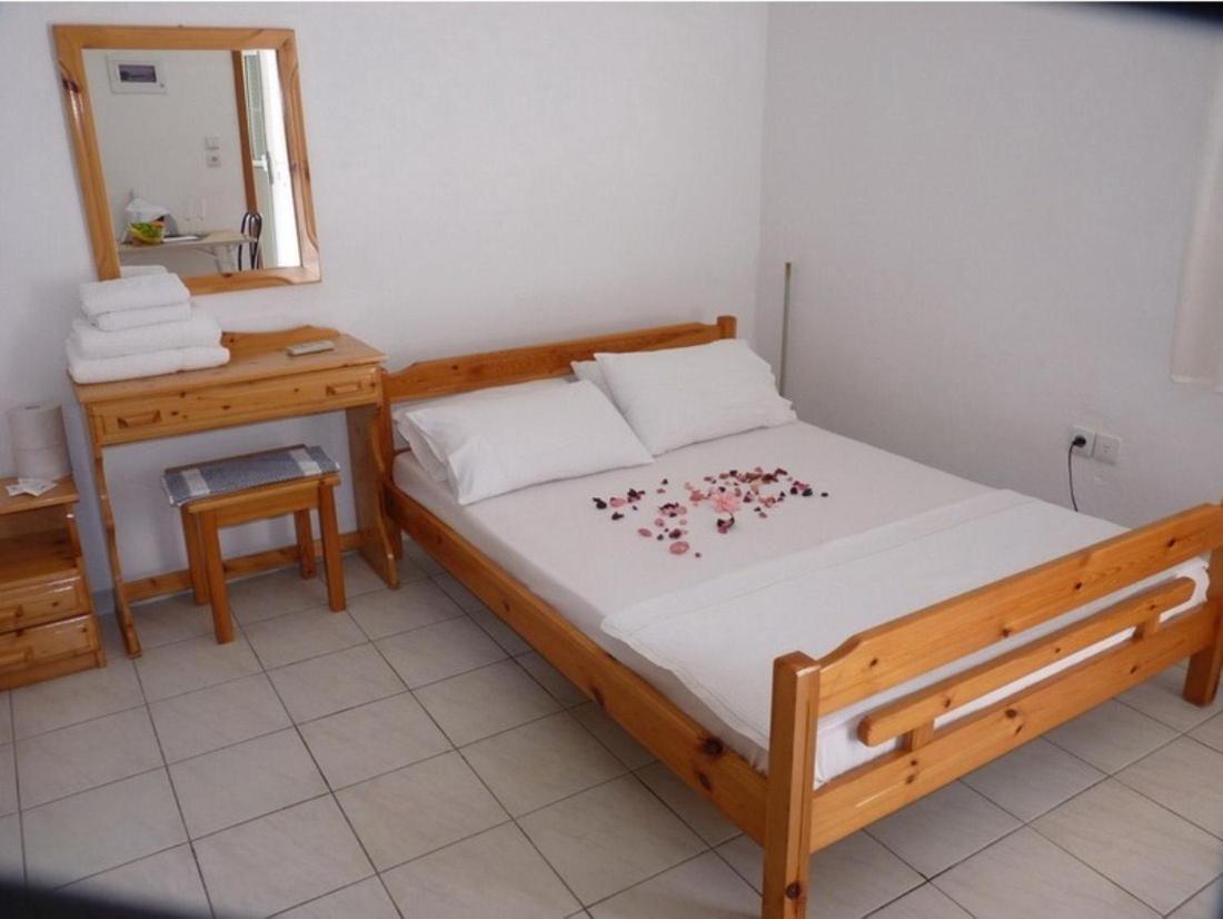 Filoxenia Aparthotel Nea Irakleia Exteriör bild