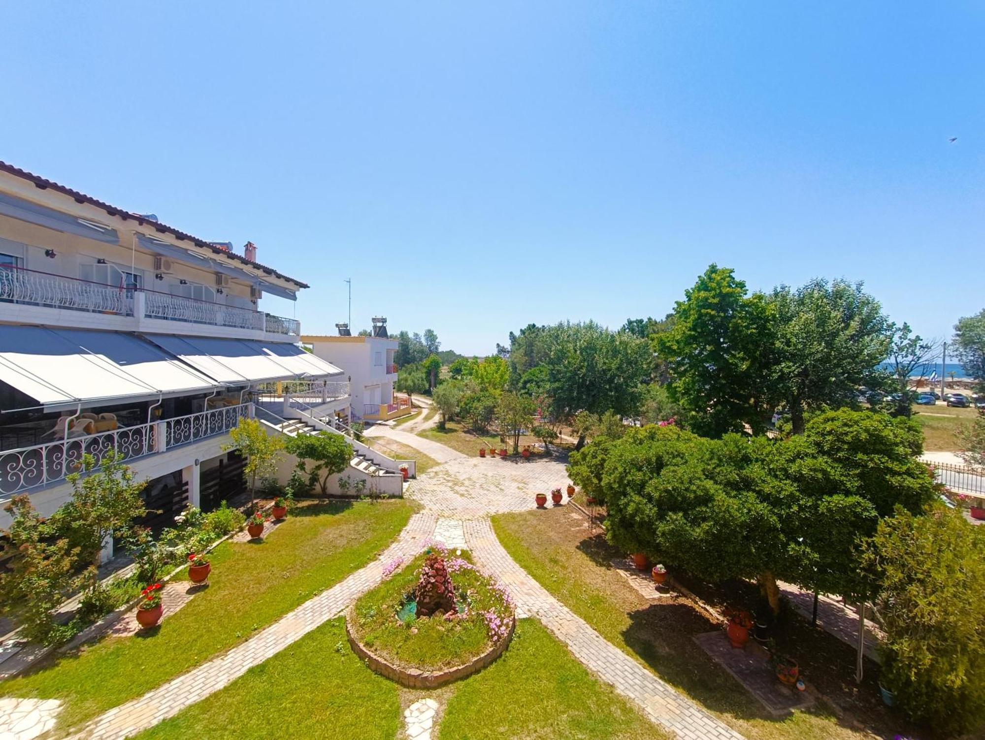 Filoxenia Aparthotel Nea Irakleia Exteriör bild