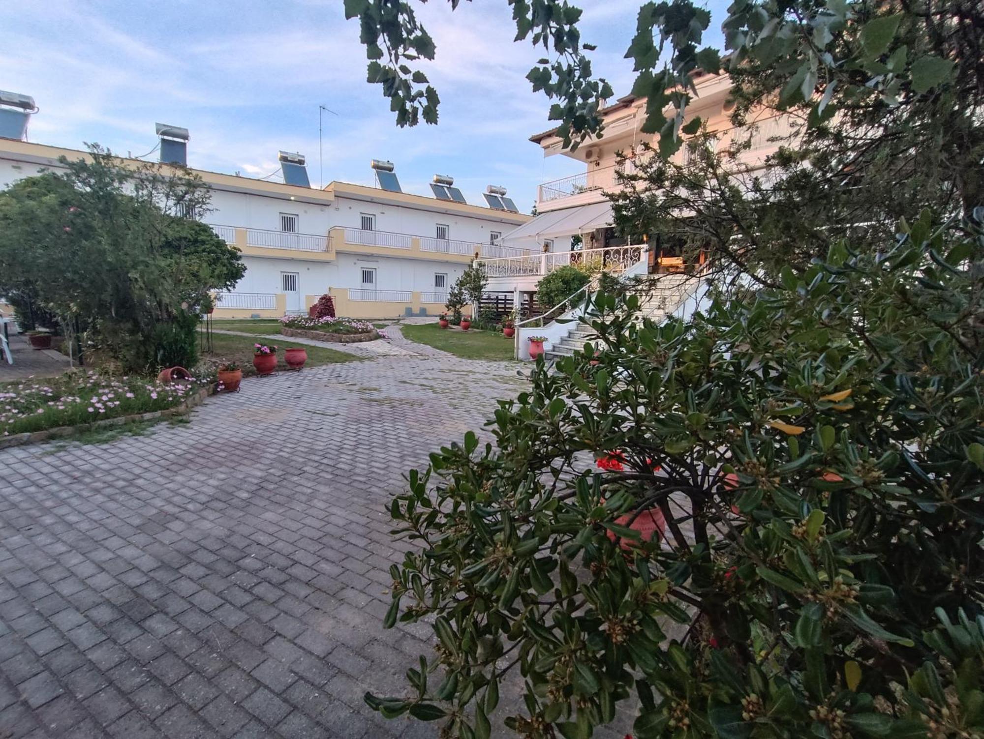 Filoxenia Aparthotel Nea Irakleia Exteriör bild